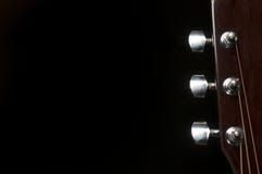 Testa motrice della chitarra acustica su backround nero fotografia stock libera da diritti Testa motrice della chitarra acustica su backround nero fotografia stock libera da diritti