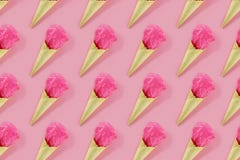 Teste padr?o do cone do waffle com pacote do polietileno foto de stock Teste padr?o do cone do waffle com pacote do polietileno foto de stock