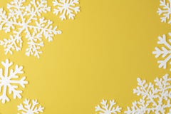 Teste padrão do floco de neve do Natal com espaço da cópia do quadro no fundo pastel amarelo Configuração lisa Conceito mínimo imagem de stock Teste padrão do floco de neve do Natal com espaço da cópia do quadro no fundo pastel amarelo Configuração lisa Conceito mínimo imagem de stock