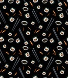 Teste padrão sem emenda com fatias de gimbap em varas da costeleta com molho de soja no fundo preto ilustração stock Teste padrão sem emenda com fatias de gimbap em varas da costeleta com molho de soja no fundo preto ilustração stock