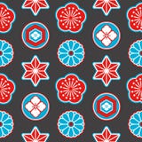 Teste padrão sem emenda do estilo de Ásia com as flores decorativas japonesas vermelhas e azuis e elementos geométricos no fundo ilustração stock Teste padrão sem emenda do estilo de Ásia com as flores decorativas japonesas vermelhas e azuis e elementos geométricos no fundo ilustração stock