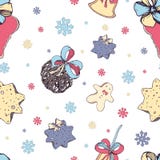 Teste padrão sem emenda do Natal com elementos da decoração tradicional: doces e brinquedos, cookie, sino e curvas no branco ilustração stock Teste padrão sem emenda do Natal com elementos da decoração tradicional: doces e brinquedos, cookie, sino e curvas no branco ilustração stock