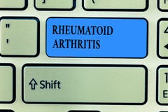 Testo della scrittura che scrive artrite reumatoide Concetto che significa malattia autoimmune che può causare i dolori articolar immagine stock libera da diritti Testo della scrittura che scrive artrite reumatoide Concetto che significa malattia autoimmune che può causare i dolori articolar immagine stock libera da diritti