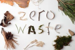 Testo organico naturale residuo zero dai deteails della foresta su fondo bianco, ecologico, iscrizione di ecologia, idea creativa immagini stock Testo organico naturale residuo zero dai deteails della foresta su fondo bianco, ecologico, iscrizione di ecologia, idea creativa immagini stock