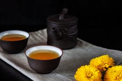 Tetera y tazas marrones chinas para el té imagen de archivo libre de regalías Tetera y tazas marrones chinas para el té imagen de archivo libre de regalías