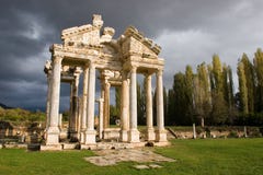 Tetrapylon dos Aphrodisias imagens de stock royalty free Tetrapylon dos Aphrodisias imagens de stock royalty free
