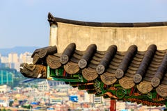 Tetto ornamentale di legno tradizionale coreano Fortezza Seojangdae di Suwon Hwaseong Suwon, Corea del Sud immagini stock Tetto ornamentale di legno tradizionale coreano Fortezza Seojangdae di Suwon Hwaseong Suwon, Corea del Sud immagini stock