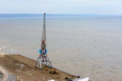 Tetyushi, Ταταρία/Ρωσία - 2 Μαΐου 2019: Τοπ άποψη της κενής βιομηχανικής αποβάθρας με το λιμενικό γερανό φορτίου στην αποβάθρα εμ στοκ φωτογραφίες Tetyushi, Ταταρία/Ρωσία - 2 Μαΐου 2019: Τοπ άποψη της κενής βιομηχανικής αποβάθρας με το λιμενικό γερανό φορτίου στην αποβάθρα εμ στοκ φωτογραφίες