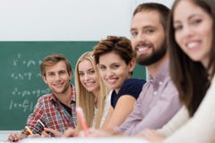 Tevreden gelukkige universitaire studenten stock foto's Tevreden gelukkige universitaire studenten stock foto's