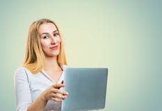 Tevreden succesvolle vrouw met laptop stock afbeeldingen Tevreden succesvolle vrouw met laptop stock afbeeldingen