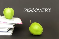 Text a descoberta, duas maçãs verdes, livros abertos com conceito imagens de stock royalty free Text a descoberta, duas maçãs verdes, livros abertos com conceito imagens de stock royalty free