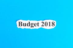 Text för BUDGET 2018 på papper OrdBUDGET 2018 på sönderrivet papper text för rest för bild för com-begreppsfigurine höger plattfo arkivbilder Text för BUDGET 2018 på papper OrdBUDGET 2018 på sönderrivet papper text för rest för bild för com-begreppsfigurine höger plattfo arkivbilder