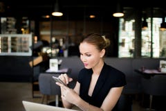 Texte de dactylographie d'entrepreneur féminin sur le téléphone portable Avocat utilisant des applis sur le mobile photos libres de droits Texte de dactylographie d'entrepreneur féminin sur le téléphone portable Avocat utilisant des applis sur le mobile photos libres de droits