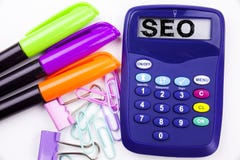 Texte de SEO dans le bureau avec les environs tels que le marqueur, écriture de stylo sur la calculatrice Concept d'affaires pour Photo stock Texte de SEO dans le bureau avec les environs tels que le marqueur, écriture de stylo sur la calculatrice Concept d'affaires pour Photo stock