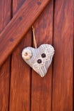 Textilherz auf dem hölzernen wall& x28; Valentine& x27; s-day& x29; stockfotos Textilherz auf dem hölzernen wall& x28; Valentine& x27; s-day& x29; stockfotos