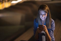 texting женщина Девушка женщины крупного плана молодая счастливая усмехаясь жизнерадостная красивая смотря передвижное чтение сот Стоковые Изображения RF texting женщина Девушка женщины крупного плана молодая счастливая усмехаясь жизнерадостная красивая смотря передвижное чтение сот Стоковые Изображения RF