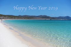 Texto 2019 - a areia do ano novo feliz do silicone de Azure Blue Water And White de uma praia em de Pentecostes fotos de stock Texto 2019 - a areia do ano novo feliz do silicone de Azure Blue Water And White de uma praia em de Pentecostes fotos de stock