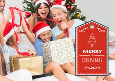 Texto de la Feliz Navidad con los presentes de la abertura de la familia fotografía de archivo Texto de la Feliz Navidad con los presentes de la abertura de la familia fotografía de archivo