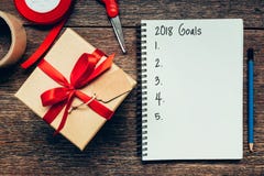 Texto de 2018 objetivos no papel do caderno com caixa de presente foto de stock Texto de 2018 objetivos no papel do caderno com caixa de presente foto de stock