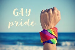 Textotez la fierté gaie et un poing augmenté avec un kerchi arc-en-ciel-modelé images libres de droits Textotez la fierté gaie et un poing augmenté avec un kerchi arc-en-ciel-modelé images libres de droits