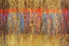 A textura abstrata do marrom fez malha lãs com as listras vermelhas e azuis pretas Fundo de lãs naturais foto de stock royalty free A textura abstrata do marrom fez malha lãs com as listras vermelhas e azuis pretas Fundo de lãs naturais foto de stock royalty free