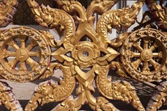 Textura antigua del fondo de la pared del estuco del marco del oro con styl tailandés imágenes de archivo libres de regalías Textura antigua del fondo de la pared del estuco del marco del oro con styl tailandés imágenes de archivo libres de regalías