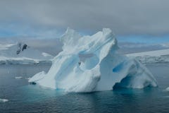 Textura azul única del arte del iceberg de la Antártida debajo del cielo nublado MONTA imagenes de archivo Textura azul única del arte del iceberg de la Antártida debajo del cielo nublado MONTA imagenes de archivo