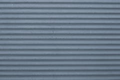 Textura da superfície metálica ondulada azul e cinzenta Fundo com nervuras azul com listras, linhas retas Teste padrão moderno do imagens de stock royalty free Textura da superfície metálica ondulada azul e cinzenta Fundo com nervuras azul com listras, linhas retas Teste padrão moderno do imagens de stock royalty free