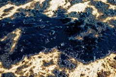 Textura del derrame de petróleo crudo en la playa del accidente del derrame de petróleo, bahía de Agios Kosmas, Atenas, Grecia de foto de archivo libre de regalías Textura del derrame de petróleo crudo en la playa del accidente del derrame de petróleo, bahía de Agios Kosmas, Atenas, Grecia de foto de archivo libre de regalías