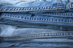 Texture d'une pile de pantalon de denim images libres de droits Texture d'une pile de pantalon de denim images libres de droits