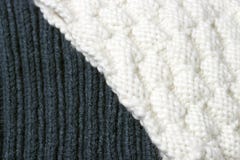 Texture extérieure blanche et bleue tricotée, un fond d'hiver, un petit modèle images stock Texture extérieure blanche et bleue tricotée, un fond d'hiver, un petit modèle images stock