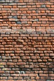 Texture verticale de mur de plusieurs rangées de la brique très vieille faite en brique rouge Mur de briques brisé et endommagé a photographie stock libre de droits Texture verticale de mur de plusieurs rangées de la brique très vieille faite en brique rouge Mur de briques brisé et endommagé a photographie stock libre de droits