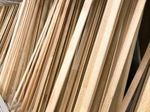 Textuur van houten bruine diagonaal overgehelde natuurlijke de bouw raadsstokken met knopen De achtergrond stock foto Textuur van houten bruine diagonaal overgehelde natuurlijke de bouw raadsstokken met knopen De achtergrond stock foto