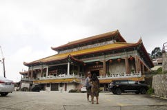Thai kvinna för handelsresande som frågar malaysianfolk på framdelen av Kek Lok arkivfoto Thai kvinna för handelsresande som frågar malaysianfolk på framdelen av Kek Lok arkivfoto