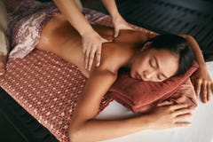 thai massage Kvinna som har avkopplingbaksidamassage på den Spa salongen royaltyfri foto thai massage Kvinna som har avkopplingbaksidamassage på den Spa salongen royaltyfri foto