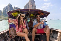 Thailand-Boots-Ozean-Freund-Seeurlaubsreise-Reise des junge Leute-Gruppen-touristische Segel-langen Schwanzes lizenzfreie stockfotos Thailand-Boots-Ozean-Freund-Seeurlaubsreise-Reise des junge Leute-Gruppen-touristische Segel-langen Schwanzes lizenzfreie stockfotos