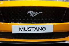 Thailand - Dezember 2018: Vorderansichtauto Ford Mustangs GT, Markenlogo lizenzfreies stockbild Thailand - Dezember 2018: Vorderansichtauto Ford Mustangs GT, Markenlogo lizenzfreies stockbild