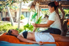 Thailand Koh Samui, 4 januari 2016 Dag i strandbrunnsort Thailändsk kvinna som gör massage royaltyfri bild Thailand Koh Samui, 4 januari 2016 Dag i strandbrunnsort Thailändsk kvinna som gör massage royaltyfri bild