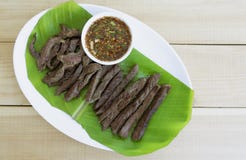 Thailändische Art des Grills Nahrungsmittelin einem weißen Teller auf Holzfußbodentabelle, lizenzfreie stockbilder Thailändische Art des Grills Nahrungsmittelin einem weißen Teller auf Holzfußbodentabelle, lizenzfreie stockbilder