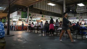 Thailändische Leute und fremde Reisende gehen Auswahlnahrung und Sitzen essen Abendessen stock video footage Thailändische Leute und fremde Reisende gehen Auswahlnahrung und Sitzen essen Abendessen stock video footage