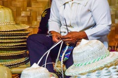 Thailändisches Handwerk - spinnen Sie einen Hut durch thailändische Frauen, natürliche Bestandteile im thailändischen Tourismusfe stockfoto Thailändisches Handwerk - spinnen Sie einen Hut durch thailändische Frauen, natürliche Bestandteile im thailändischen Tourismusfe stockfoto