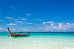Thailändskt träfartyg på kusten av det Andaman havet Fartygtur i detta typiska fartyg för lång svans royaltyfri fotografi Thailändskt träfartyg på kusten av det Andaman havet Fartygtur i detta typiska fartyg för lång svans royaltyfri fotografi