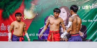 Thaise boksers die oefening op het stadium doen stock foto Thaise boksers die oefening op het stadium doen stock foto