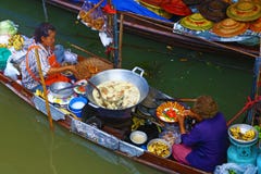 Thaise vrouwen die op een boot koken royalty-vrije stock fotografie Thaise vrouwen die op een boot koken royalty-vrije stock fotografie