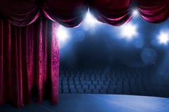 Theatergordijn met dramatische verlichting stock fotografie Theatergordijn met dramatische verlichting stock fotografie