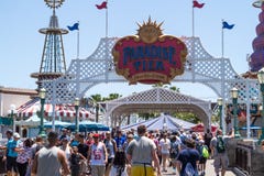 Themaritten en voetgangers van Disneyland pretpark in Anaheim, Californië Familievakantie in de V.S. royalty-vrije stock afbeelding Themaritten en voetgangers van Disneyland pretpark in Anaheim, Californië Familievakantie in de V.S. royalty-vrije stock afbeelding