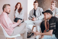 Therapeut die aan tiener spreken stock foto Therapeut die aan tiener spreken stock foto