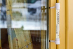 Thermometer op het gele houten raamkozijn stock afbeelding Thermometer op het gele houten raamkozijn stock afbeelding