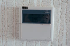 Thermostat sans fil pour le contrôle de température ambiant dans l'hôtel photo stock Thermostat sans fil pour le contrôle de température ambiant dans l'hôtel photo stock