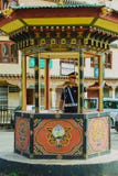 Thimphou, Bhutan - 10 septembre 2016 : Policier de trafic avec les gants blancs en service au centre de la ville de Thimphou, Bhu image stock Thimphou, Bhutan - 10 septembre 2016 : Policier de trafic avec les gants blancs en service au centre de la ville de Thimphou, Bhu image stock